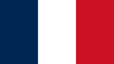 “内地游客消费力提升见证本地老字号发展，一卡通多功能助力户外市场兴盛”