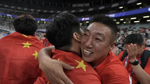 恩佐晒胜利庆功照，九游会娱乐，，蓝军主场夺冠团队精神闪耀！